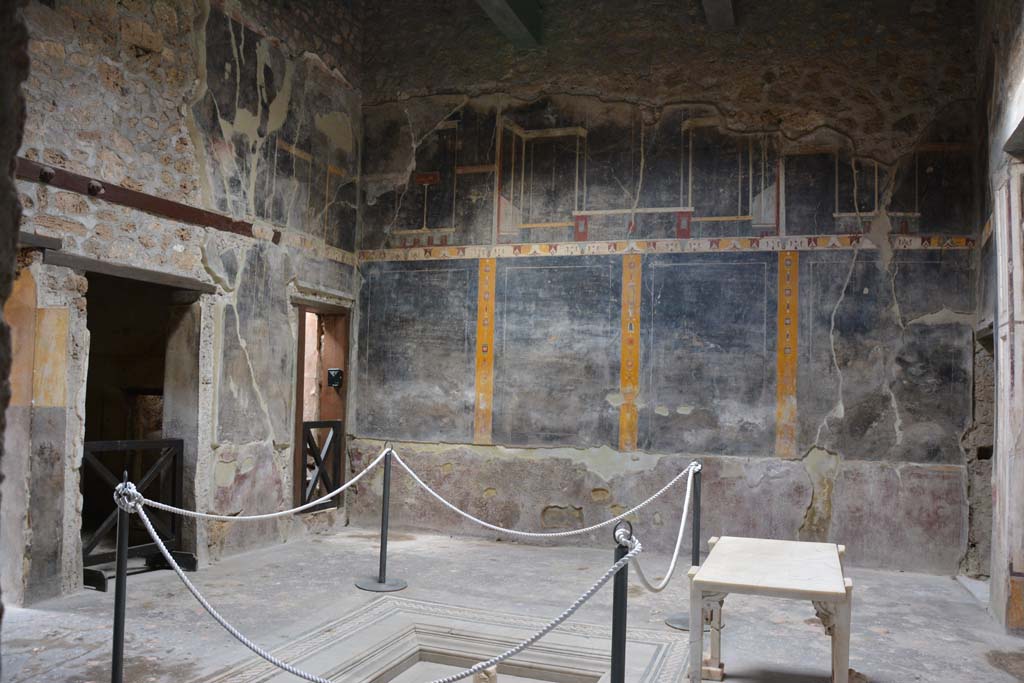 V.4.a Pompeii. March 2018. Room ‘b’, looking towards north-west corner of atrium. 
Foto Annette Haug, ERC Grant 681269 DÉCOR.

