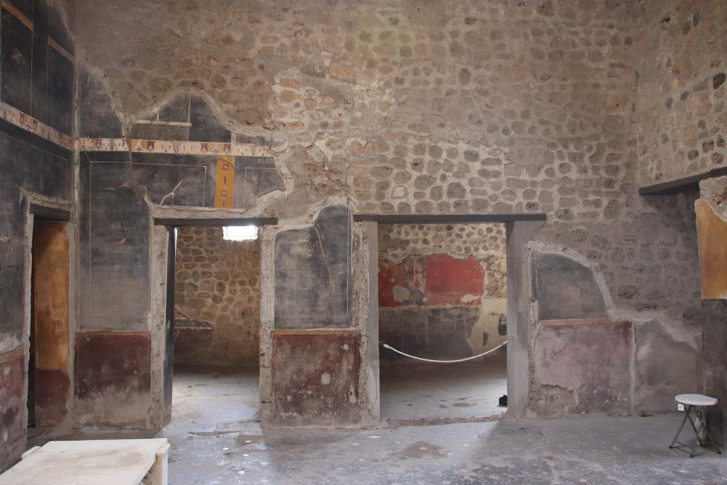 V.4.a Pompeii. October 2023. 
Room ‘b’, south wall of atrium with doorways to rooms ‘i’ on left, and ‘g’ and ‘f’. Photo courtesy of Klaus Heese.
