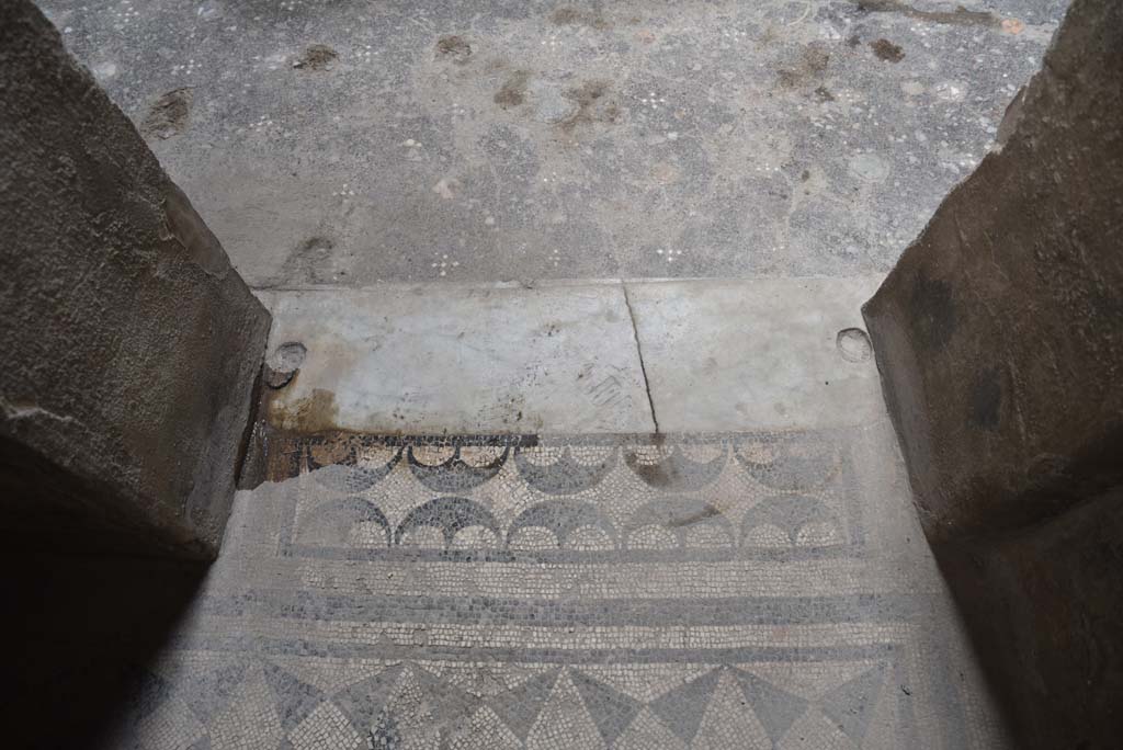 V.4.a Pompeii. March 2018. Room ‘c’, looking east across doorway threshold into atrium.
Foto Annette Haug, ERC Grant 681269 DÉCOR.
