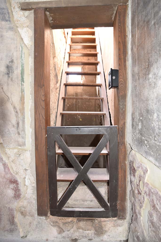 V.4.a Pompeii. March 2018. 
Room ‘e’, room under stairs to upper floor, looking west in north-west corner of atrium.    
Foto Annette Haug, ERC Grant 681269 DÉCOR
