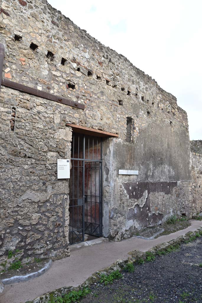 V.4.a Pompeii. March 2018. Front wall and entrance doorway.
Foto Annette Haug, ERC Grant 681269 DÉCOR.

