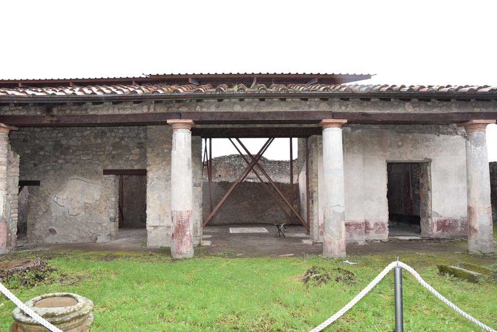 V.4.a Pompeii. March 2018. 
Room ‘l’ (L), looking towards south portico, with doorways to rooms ‘v’, on left, ‘u’, ‘t’ and ‘s’, on right.
In the centre of the floor of the exedra ‘t’ is the remains of a panel that contained a geometric pattern of marble tiles.
Foto Annette Haug, ERC Grant 681269 DÉCOR

