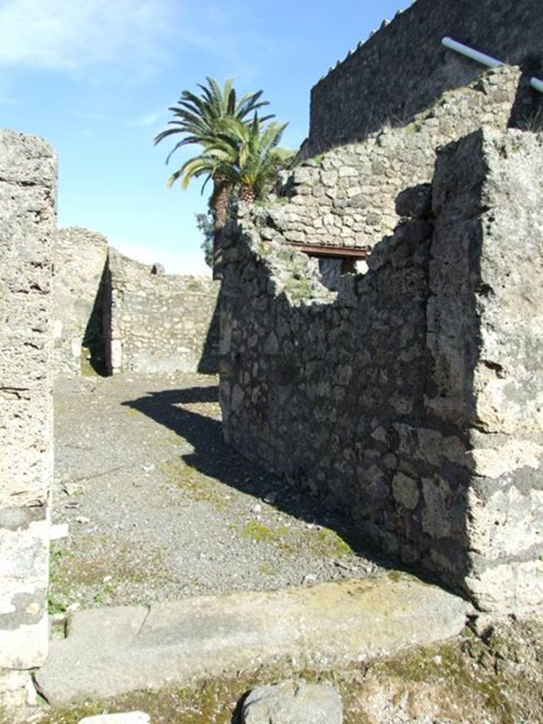 V.4.b Pompeii.  March 2009. Entrance