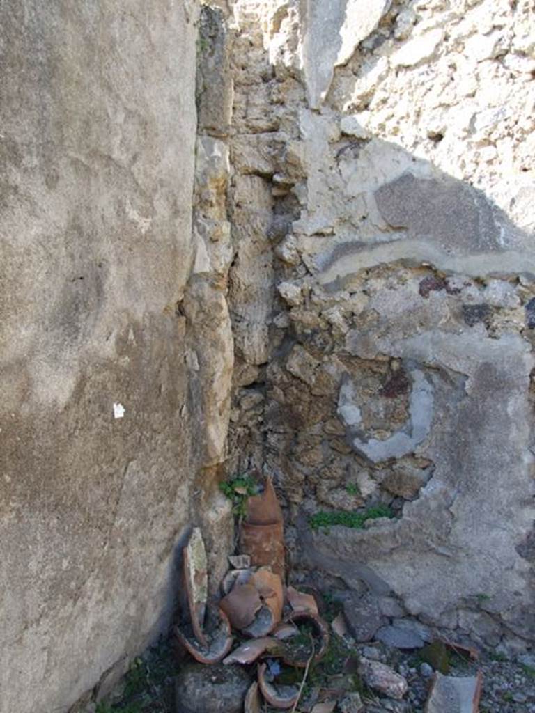 V.4.b Pompeii. March 2009. Downpipe from upper floor in north-west corner of small garden.