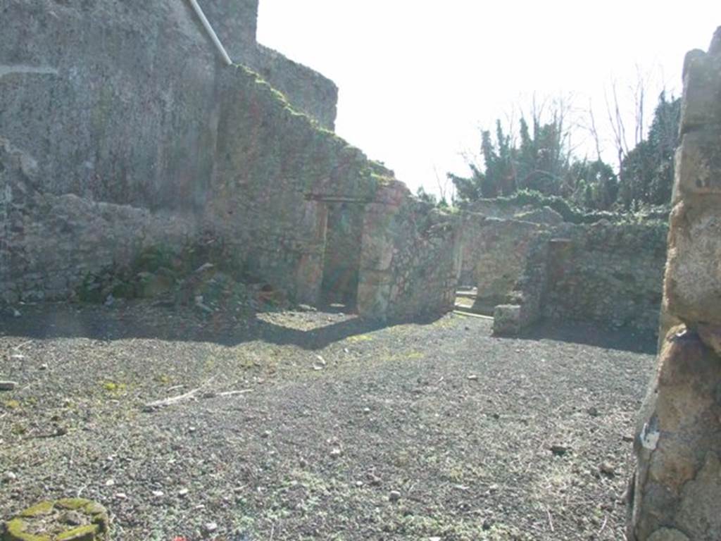 V.4.b Pompeii.  March 2009.  Looking west across atrium, towards front of house..