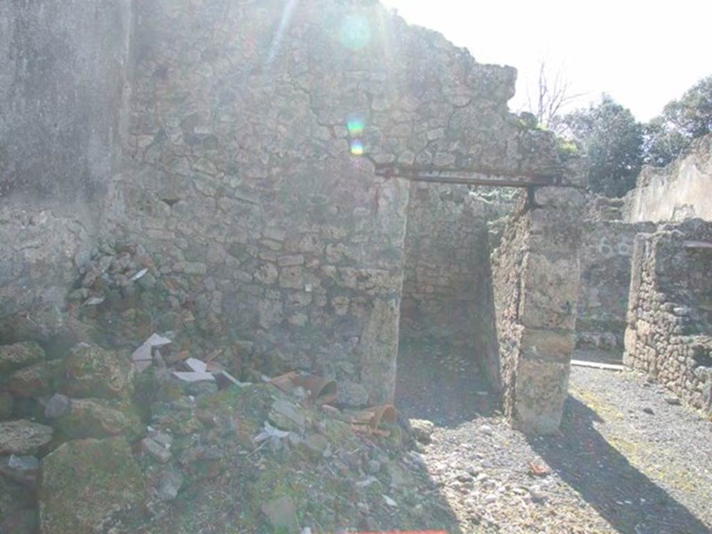 V.4.b Pompeii.  March 2009.  South west corner of atrium, doorway to Cubiculum, and entrance fauces. Looking West.