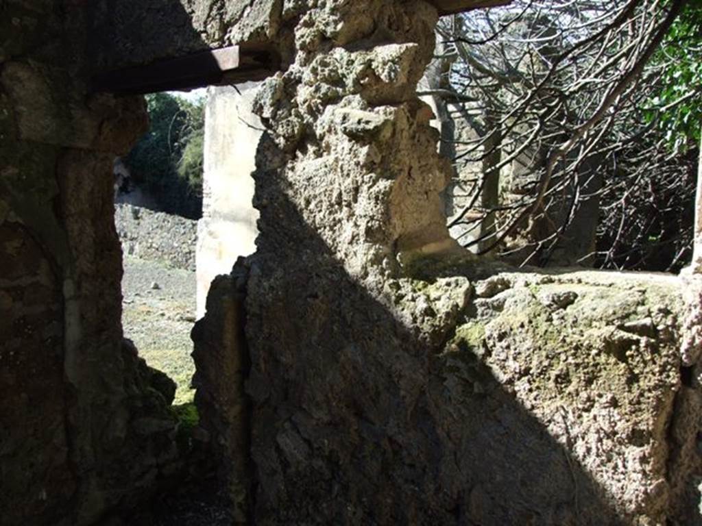 V.4.c Pompeii. March 2009. Room M, north wall of kitchen, with doorway and window to garden area.