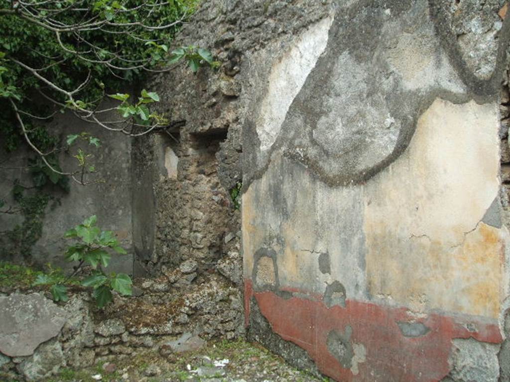 V.4.c Pompeii. May 2005. Room G, looking east. South wall of tablinum with low east wall with window to garden area. At the rear, the doorway and window to room M.
