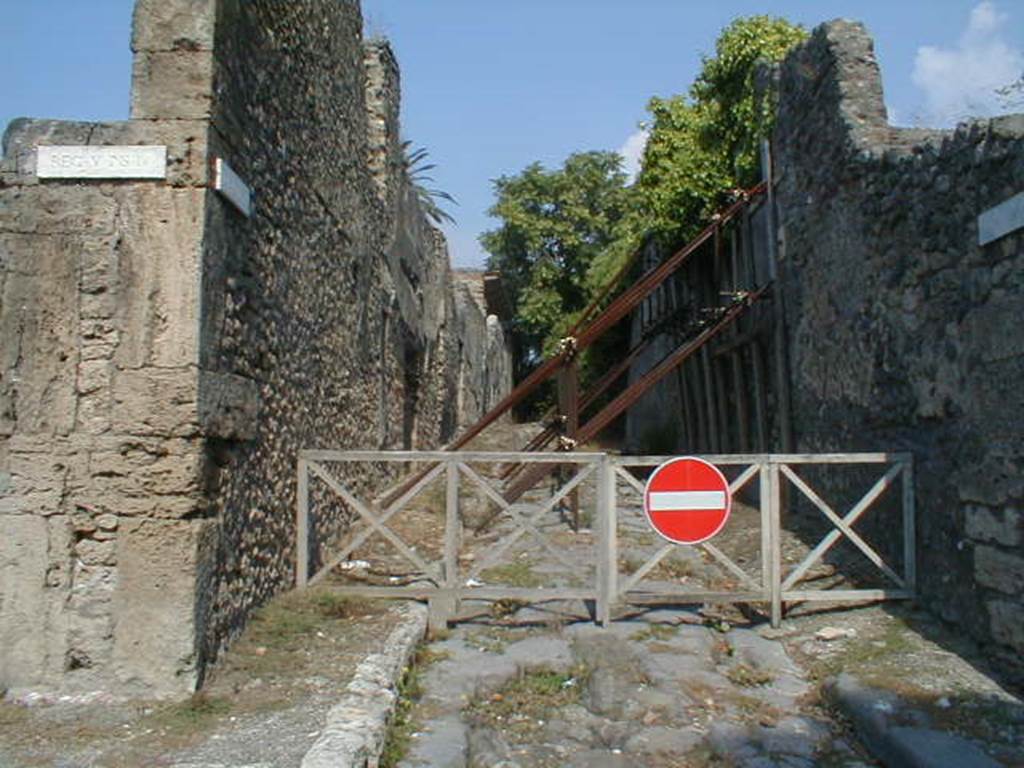 V.4 Pompeii. September 2004 Vicolo dei Gladiatori looking north. Side of V.5.1 