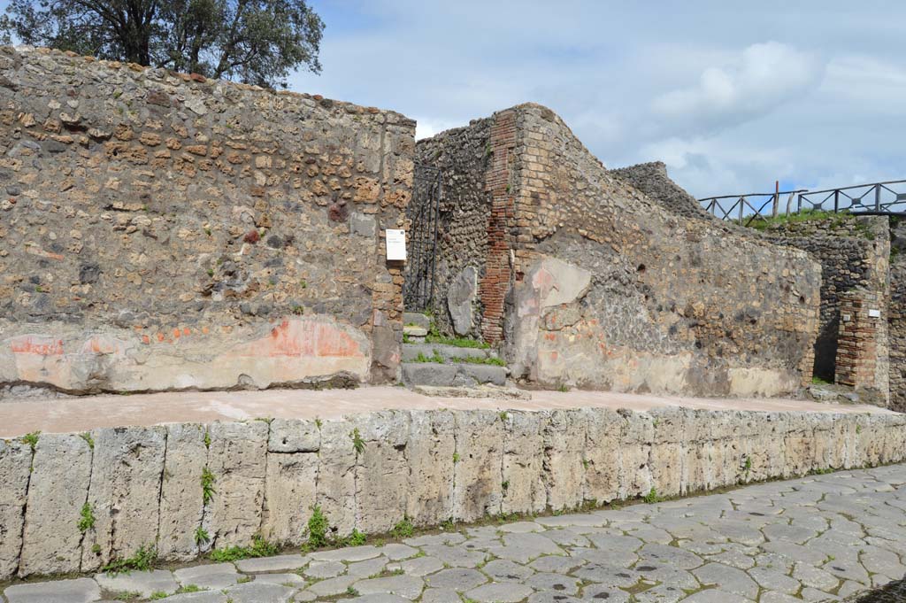 V.5.3 Pompeii. March 2018. Entrance doorway on north side of Via di Nola.
Foto Taylor Lauritsen, ERC Grant 681269 DÉCOR.
