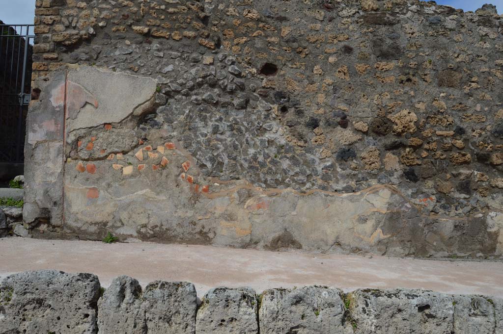 V.5.3 Pompeii. March 2018. Looking towards east (right) side of entrance doorway with remains of painted plaster. 
Foto Taylor Lauritsen, ERC Grant 681269 DÉCOR.
