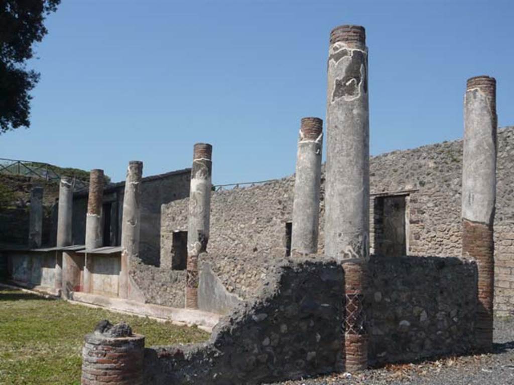 V.5.3 Pompeii. May 2012. Room 7, south-east corner of peristyle. Photo courtesy of Buzz Ferebee.
