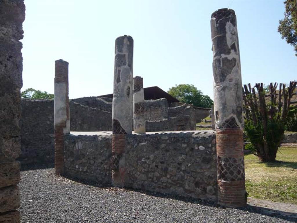 V.5.3 Pompeii. May 2012. Room 7, south-west corner of peristyle. Photo courtesy of Buzz Ferebee.
