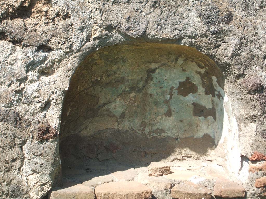 V.5.3 Pompeii. May 2005. Room 7, niche on west wall of peristyle.