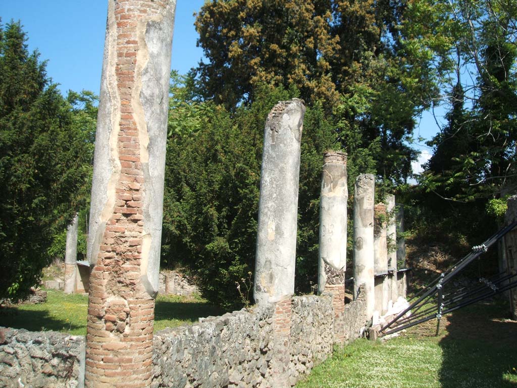 V.5.3 Pompeii. May 2005. Room 7, looking north-west towards peristyle and columns on east side.