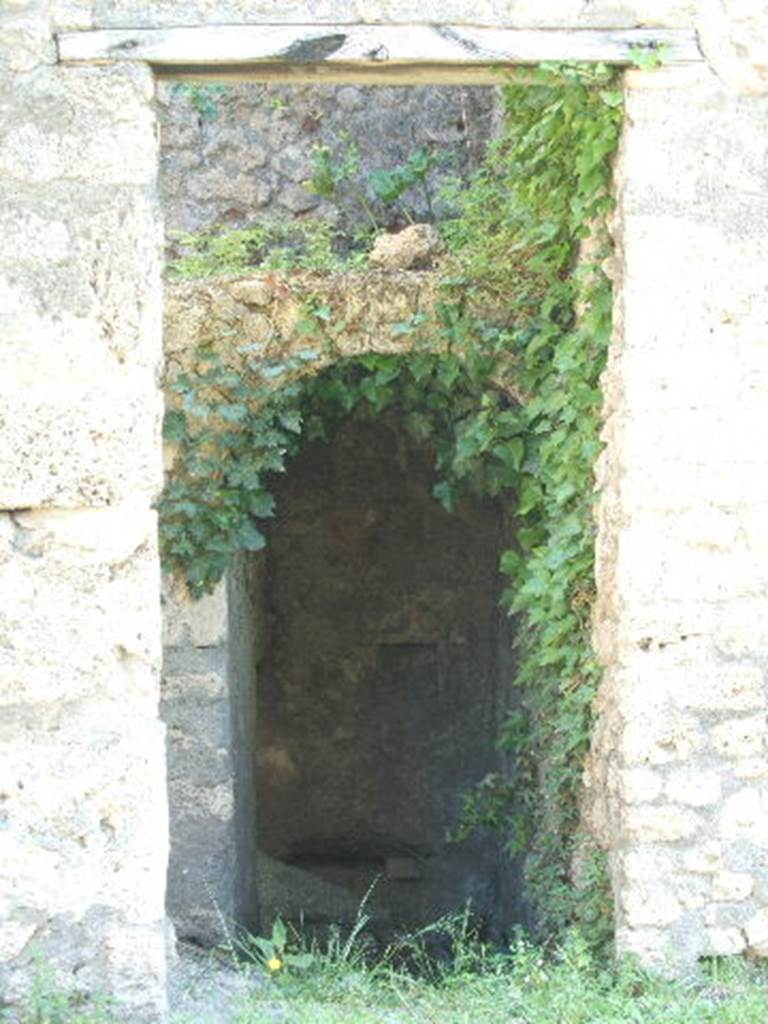 V.5.3 Pompeii. May 2005.  Looking east.