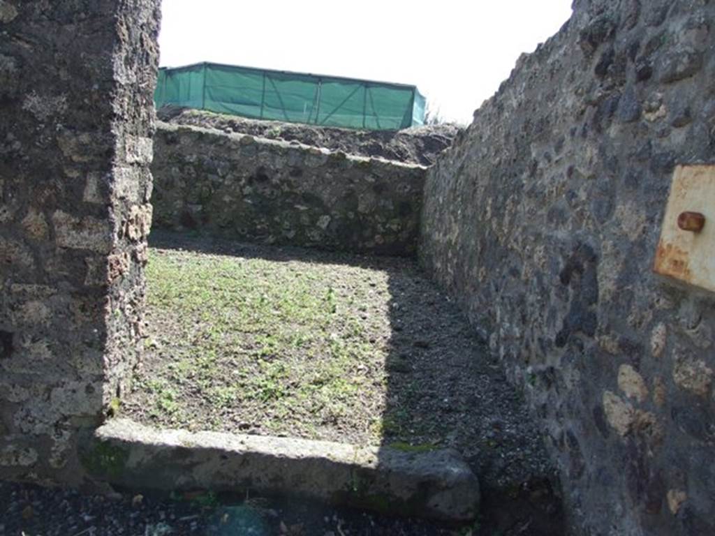 V.5.3 Pompeii. March 2009. Doorway to room 11, triclinium on south-west corner of peristyle. Looking south.