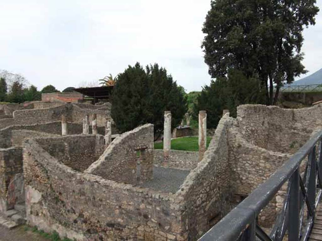 V.5.3 Pompeii. May 2010. Looking across the south-east corner with the peristyle at rear, taken from above the Via di Nola.
