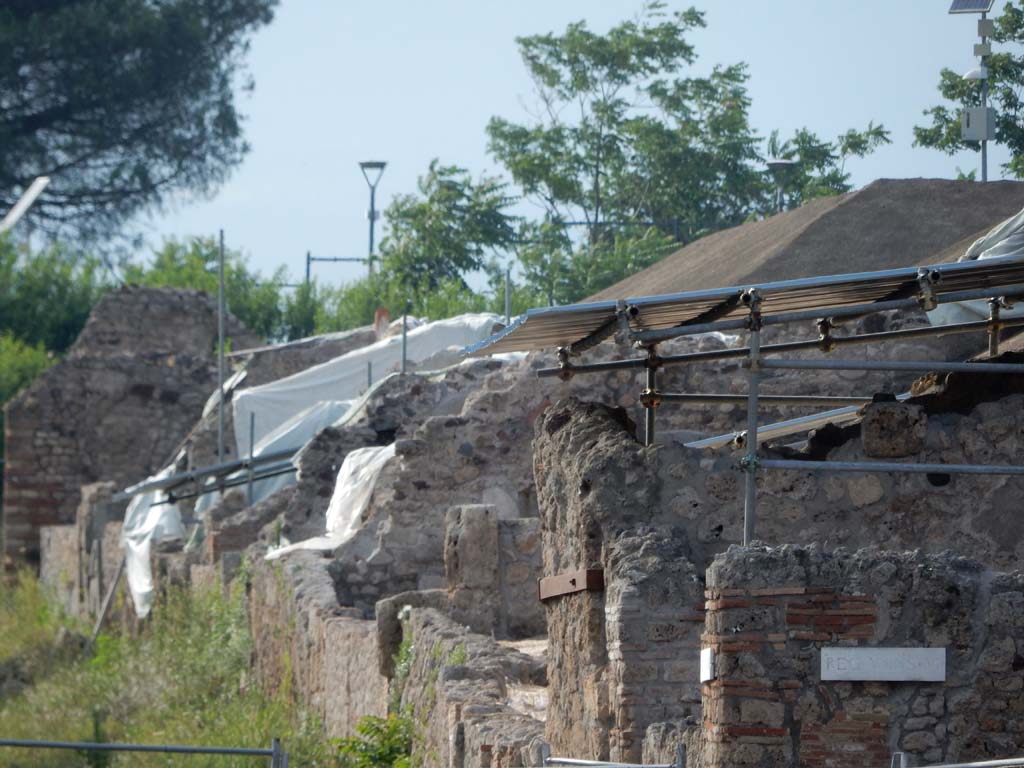 V.6 frontages on Via del Vesuvio, June 2019. Looking north with V.6.1 on right behind Insula plaque.
Photo courtesy of Buzz Ferebee.
