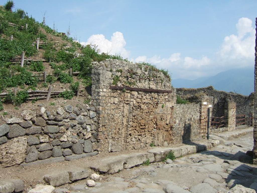 V.6.1 Pompeii. May 2006. Looking south-east from Via del Vesuvio towards entrance doorway.