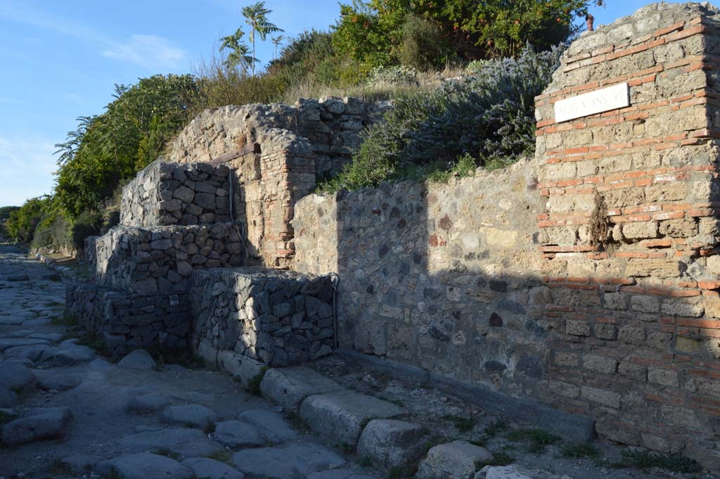 V.6.1 Pompeii. October 2017. Looking north-east towards entrance doorway on Via del Vesuvio.
Foto Taylor Lauritsen, ERC Grant 681269 DCOR.
