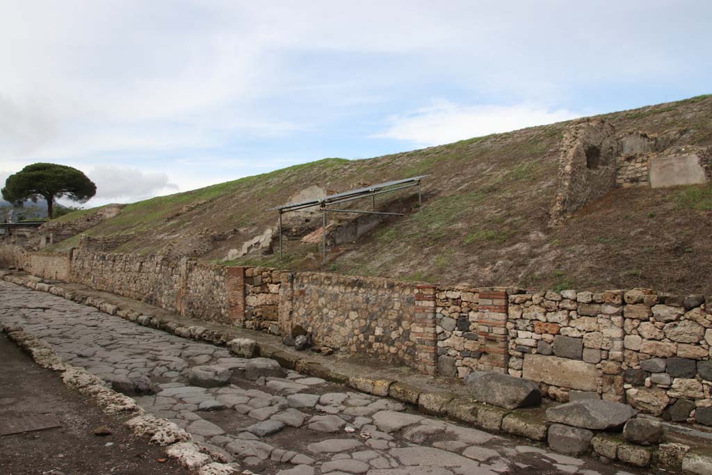 Via del Vesuvio, Pompeii. October 2020. Looking north along east side of roadway, insula 6 of Reg. V. 
V.6.3 would appear to be the house doorway, seen centre right, at the side of the large block on the pavement. 
The area seen in the upper right may be an upper floor of this house. Photo courtesy of Klaus Heese. 



