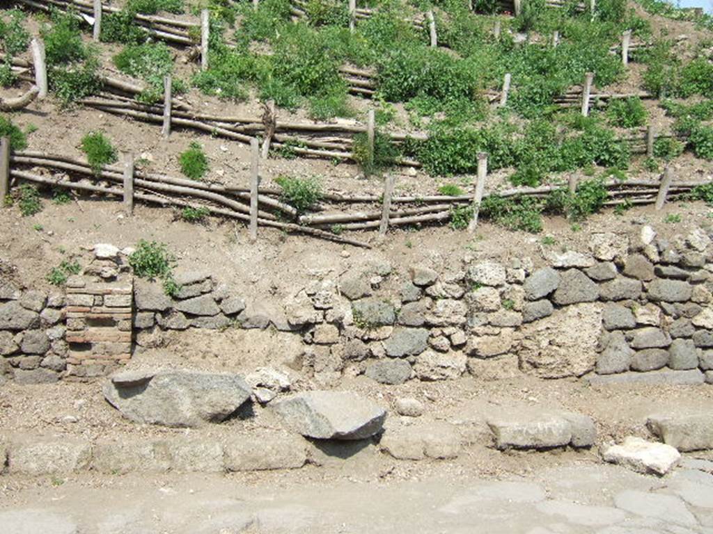 V.6.3 Pompeii. May 2006. Front façade on south side of entrance doorway which can be seen on the left. 
The threshold/sill of V.6.2 can be seen on the right

