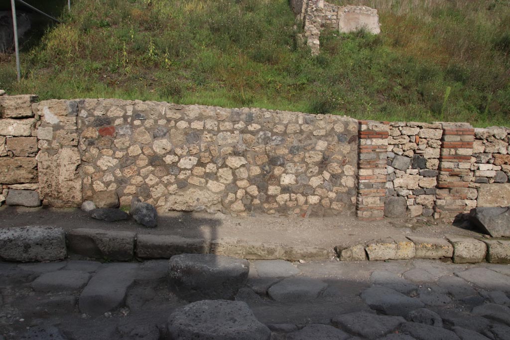 V.6.4 Pompeii. October 2022. Looking towards wall on south side of entrance doorway, on left.
Photo courtesy of Klaus Heese.

