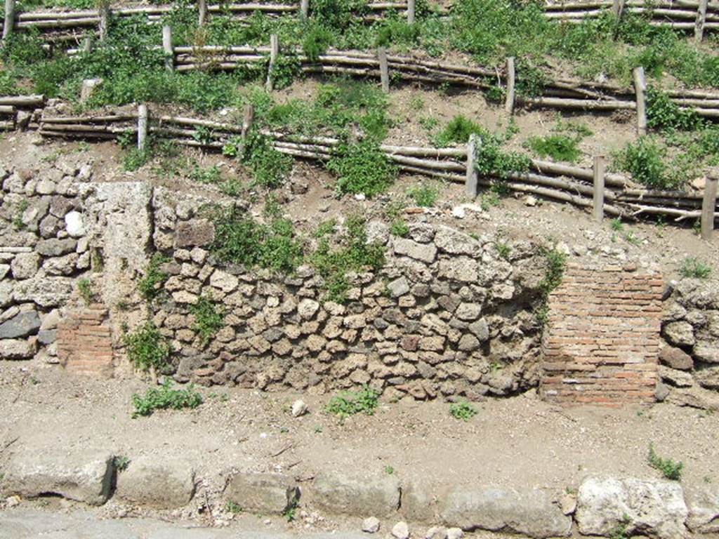 V.6.4 Pompeii. May 2006. Front façade of house, on north side of entrance doorway. 