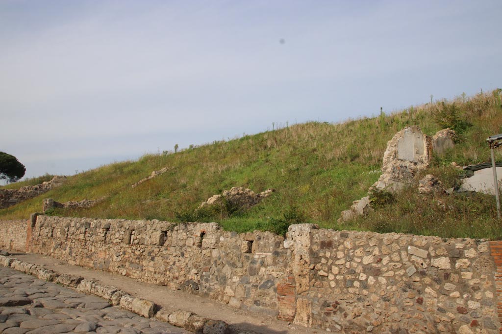 V.6.5 Pompeii. October 2022. Looking towards wall, centre left, on east side of Via del Vesuvio, with V.6.4, on right.
Photo courtesy of Klaus Heese.

