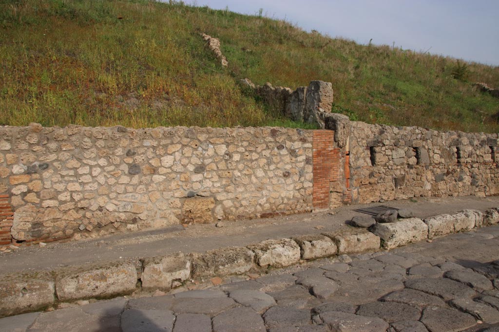 V.6.6 and V.6.5, Pompeii. October 2022. Northern façade on east side of Via del Vesuvio. Photo courtesy of Klaus Heese.

