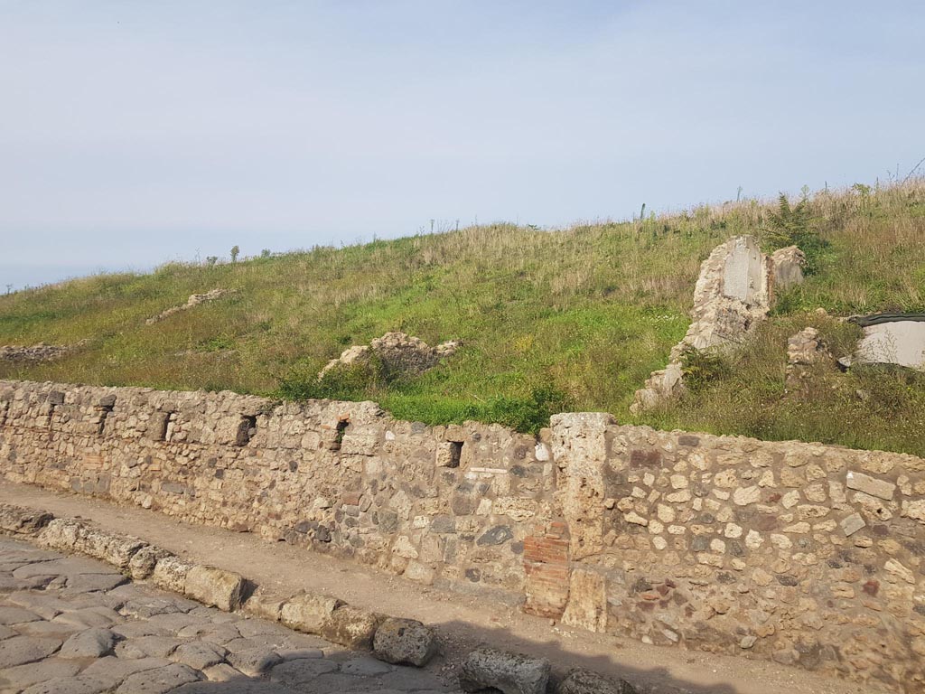 V.6.5 Pompeii. October 2022. Looking north-east towards front façade, on left, with V.6.4, on right. Photo courtesy of Klaus Heese.