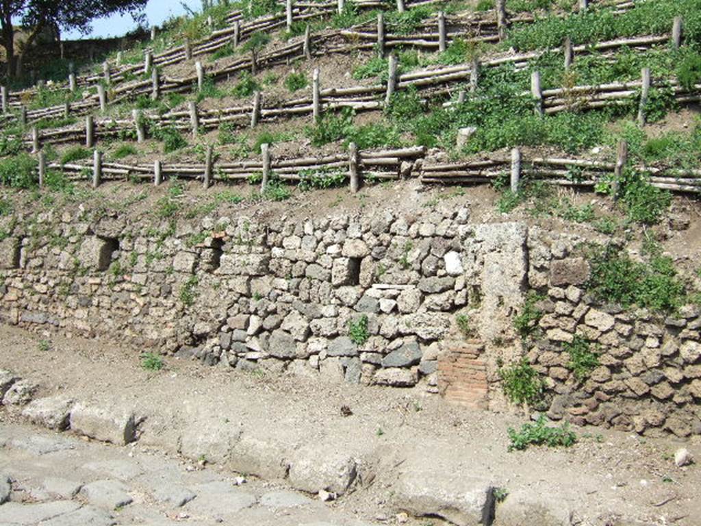 V.6.5? Pompeii. May 2006. Southern façade on east side of Via del Vesuvio.