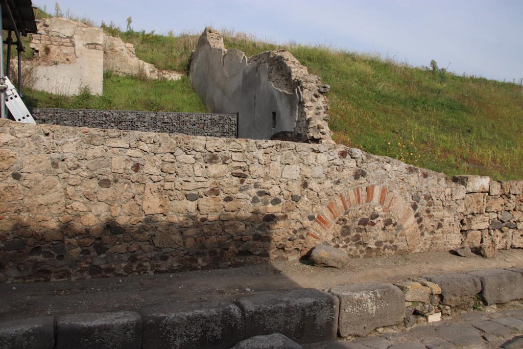 V.6.7 Pompeii. October 2022. Looking east towards rear of south end of site. Photo courtesy of Klaus Heese.