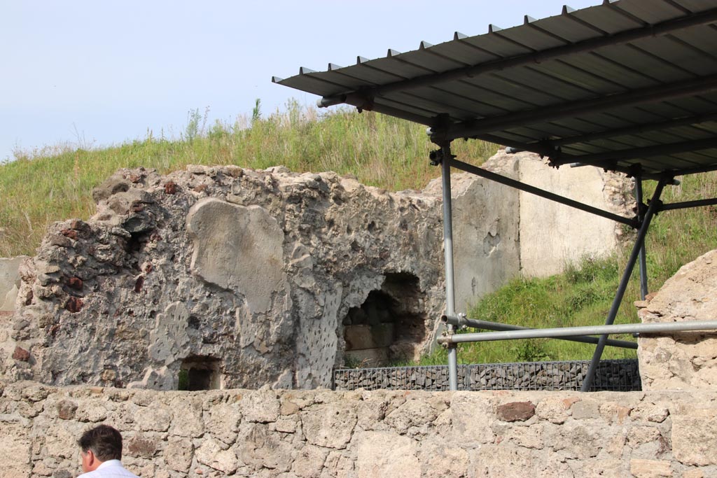 V.6.7 Pompeii. October 2022. Looking north-east to north wall. Photo courtesy of Klaus Heese.