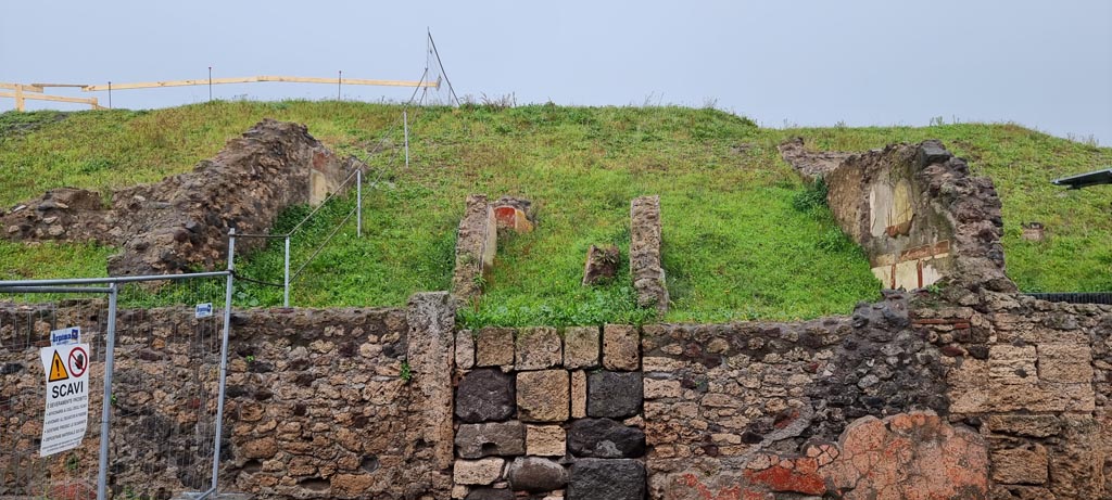 V.6.8 or 7 Pompeii, December 2023. Looking east towards entrance doorway and walls of rooms at rear. Photo courtesy of Miriam Colomer.