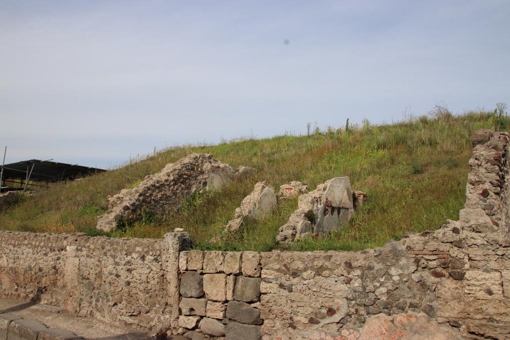 V.6.8 Pompeii. October 2022. Looking north-east towards entrance doorway. Photo courtesy of Klaus Heese.