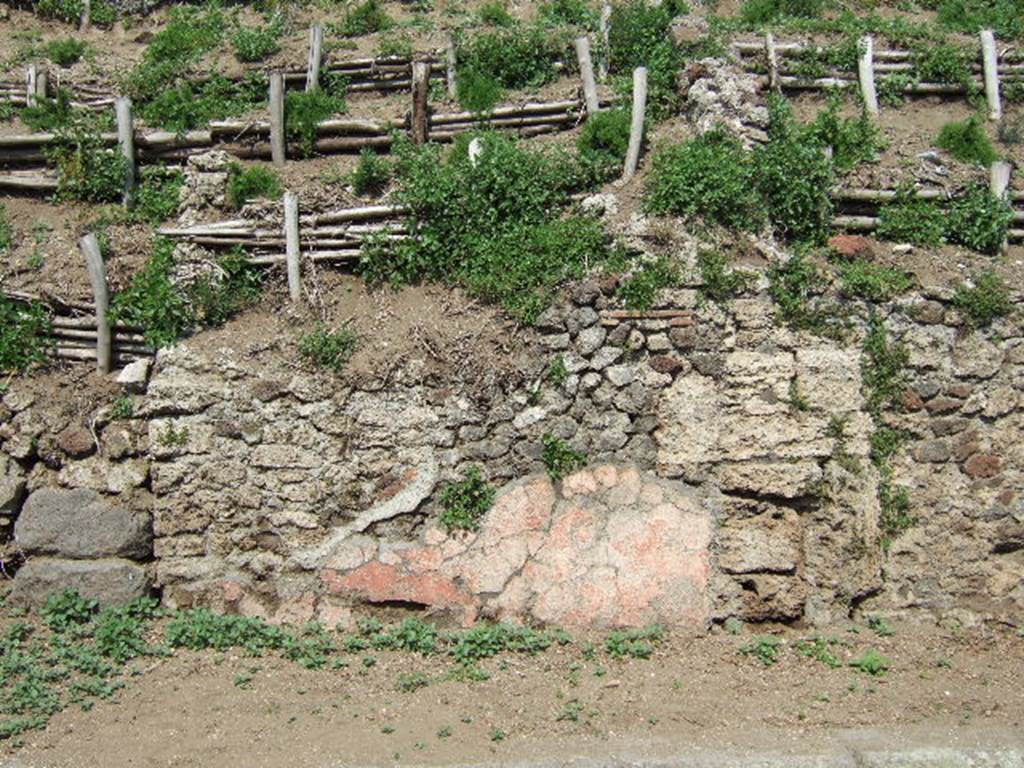 V.6.8 Pompeii. May 2006. Remains of painted plaster on south side of entrance doorway, between V.6.8 and 7.