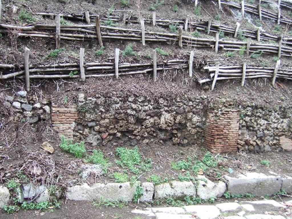 V.6.10 Pompeii. December 2005. Unexcavated entrances, with V.6.11, on left, and V.6.9, on right.