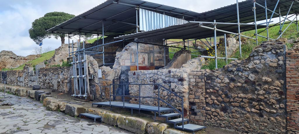 V.6.12 Pompeii. April 2022. 
Looking towards entrance doorway, in centre, on east side of Via del Vesuvio. Photo courtesy of Giuseppe Ciaramella.
