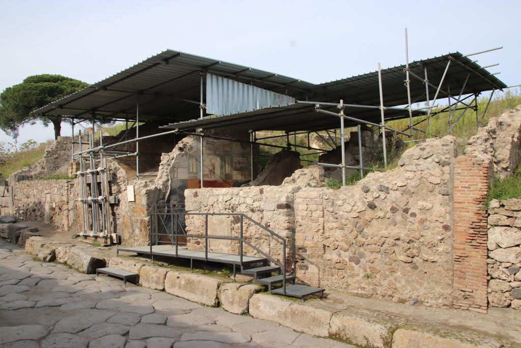 V.6.12 Pompeii. October 2022. Looking east to entrance doorway. Photo courtesy of Klaus Heese.