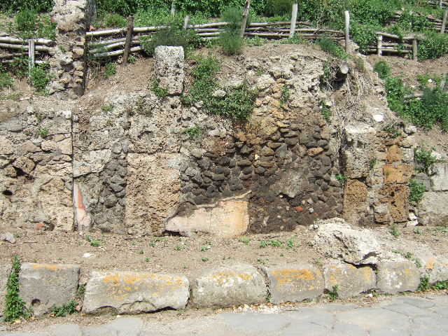 V.6.13 and 12, Pompeii. Geometric zoccolo and red panelled compartments on façade. 
A comparison of the stonework with other photos on this page would seem to place this between V.6.13 and V.6.12. 
DAIR 31.808. Photo © Deutsches Archäologisches Institut, Abteilung Rom, Arkiv. 
According to PPP, this photo was possibly from V.6.7 and V.6.6.
See Bragantini, de Vos, Badoni, 1983. Pitture e Pavimenti di Pompei, Parte 2. Rome: ICCD, p. 104. 
