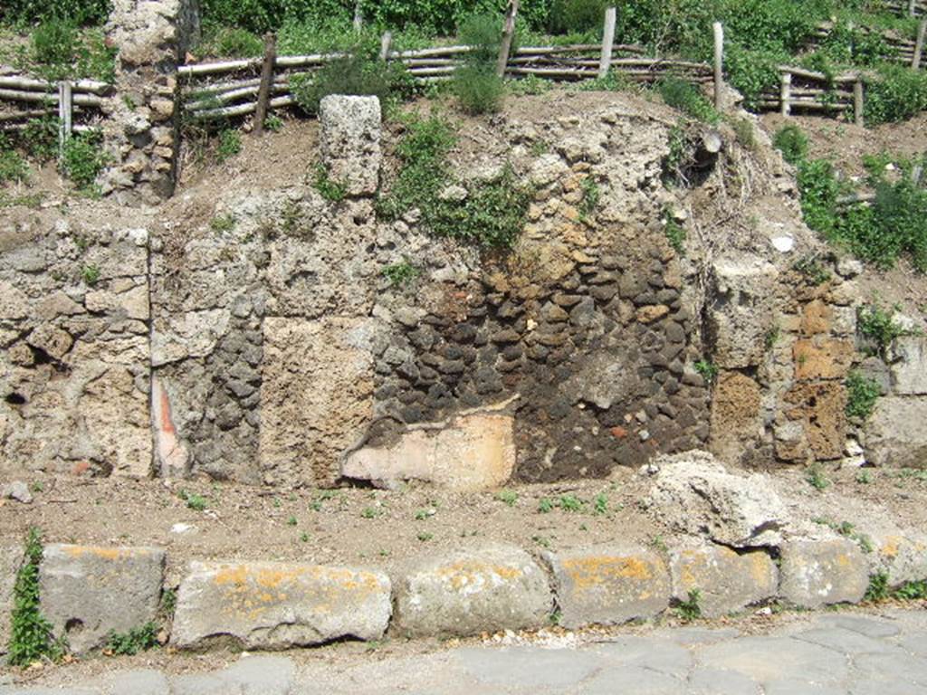 V.6.12 Pompeii. May 2006. Details from the façade of the room 7 on north side of entrance doorway.