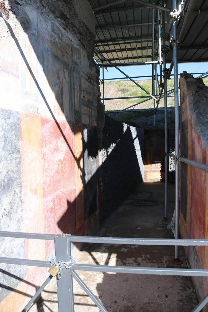 V.6.12 Pompeii. April 2022. North wall of fauces/entrance corridor. Photo courtesy of Giuseppe Ciaramella