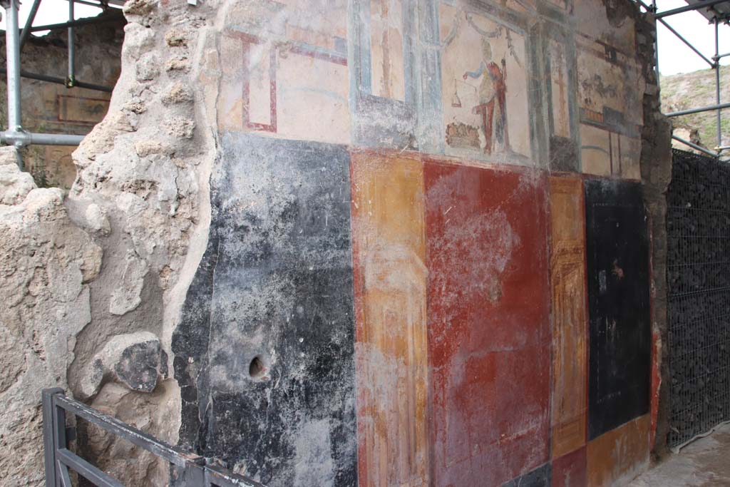 V.6.12 Pompeii. October 2020. Detail of upper north wall of fauces/ entrance corridor. Photo courtesy of Klaus Heese.