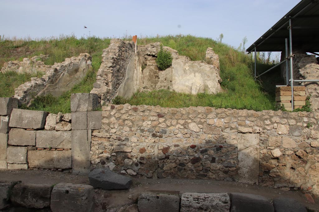 V.6.13 Pompeii. October 2022. 
Looking east on Via del Vesuvio towards room 39 on south side of entrance doorway, on left. Photo courtesy of Klaus Heese.

