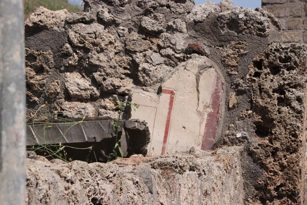 V.7.1 Pompeii, September 2021. Painted decoration on east wall of a room at east end. Photo courtesy of Klaus Heese