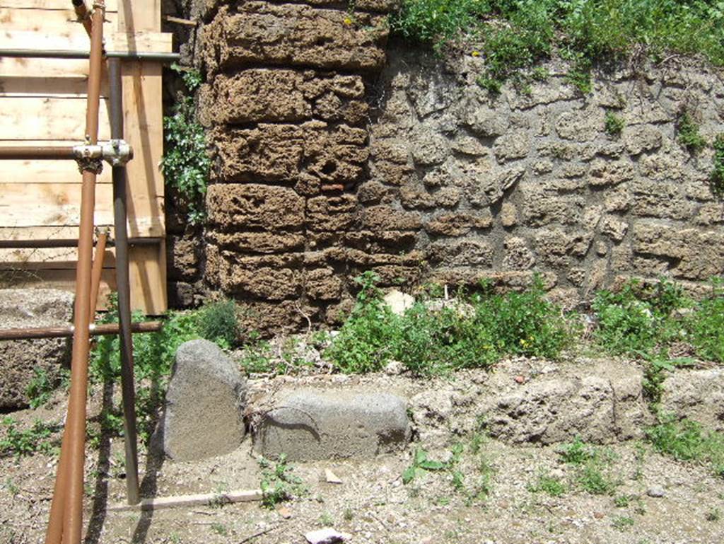 V.7.1 Pompeii. May 2006. Corner of insula on east side of roadway. 