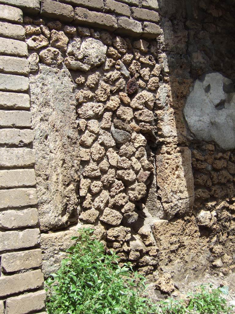 V.7.5 Pompeii. May 2006. Area of entrance doorway.