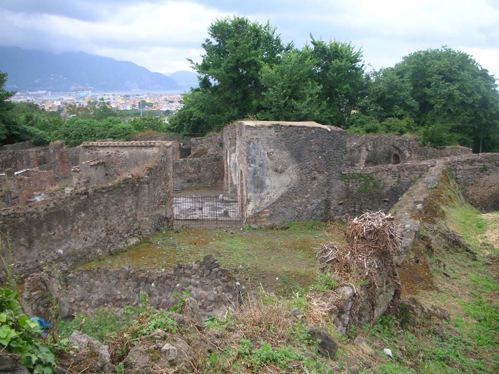 VI.1.1 Pompeii. May 2010. Looking west. Photo courtesy of Ivo van der Graaff.